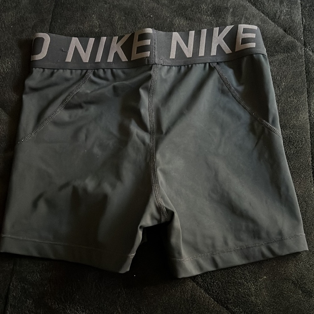 Nike Pros - Picture 2 of 3